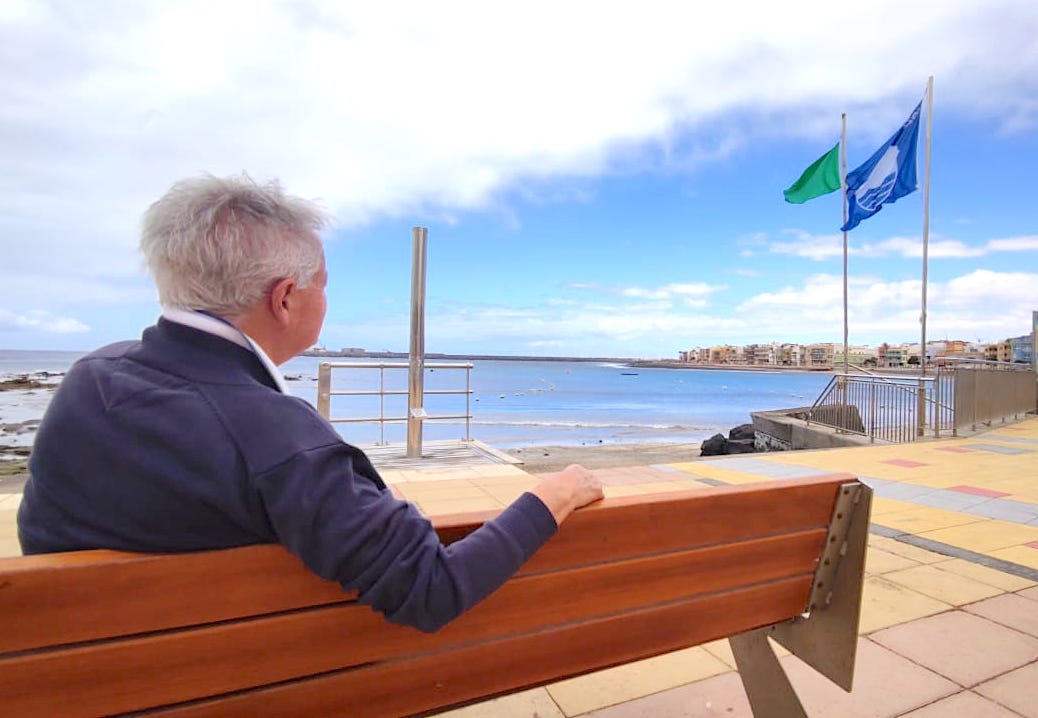 Featured image for “Playa de Arinaga coloca su bandera azul con el inicio del dispositivo de salvamento y socorrismo.”