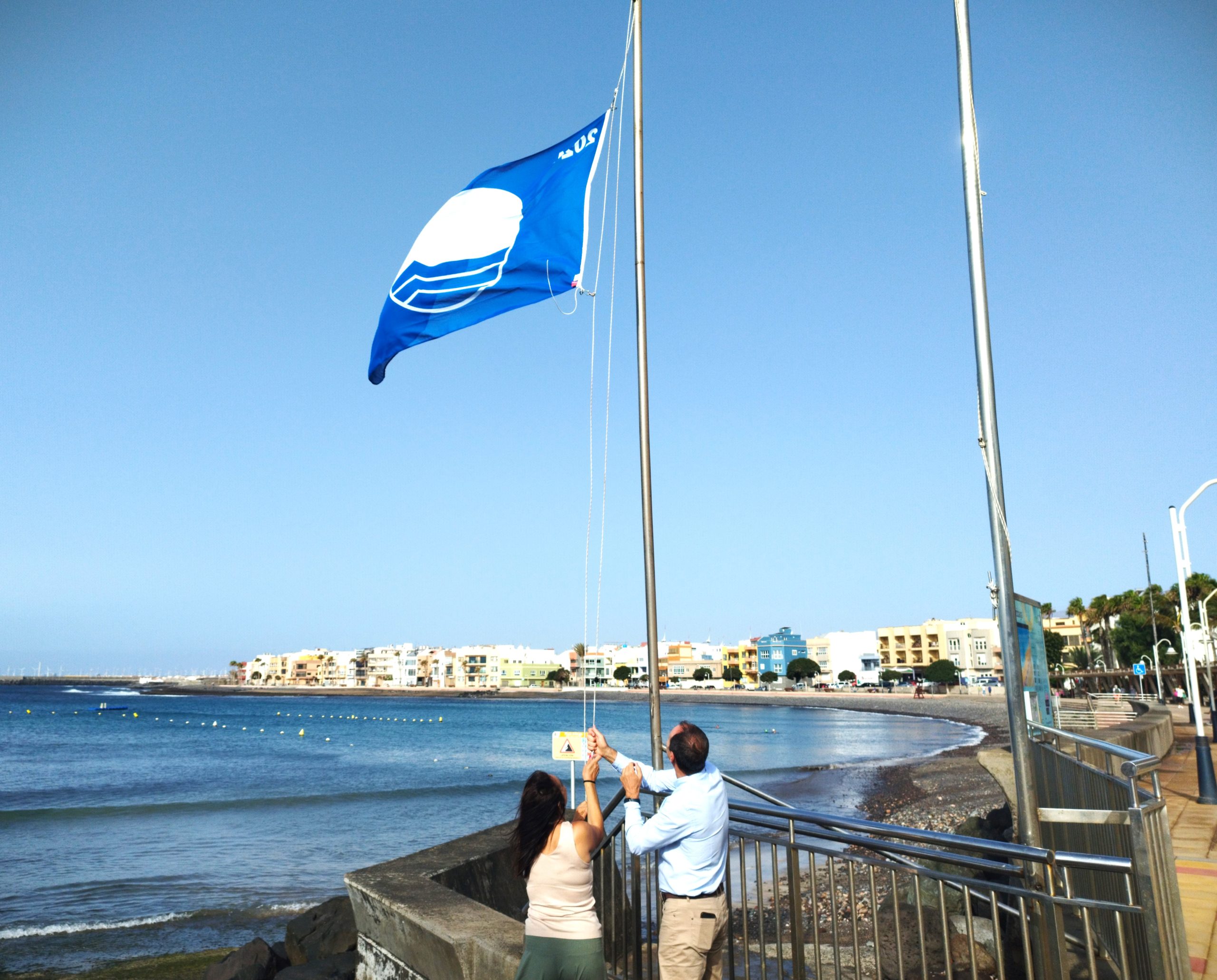 Featured image for “La bandera azul ondea en la playa de Arinaga por octavo año consecutivo.”