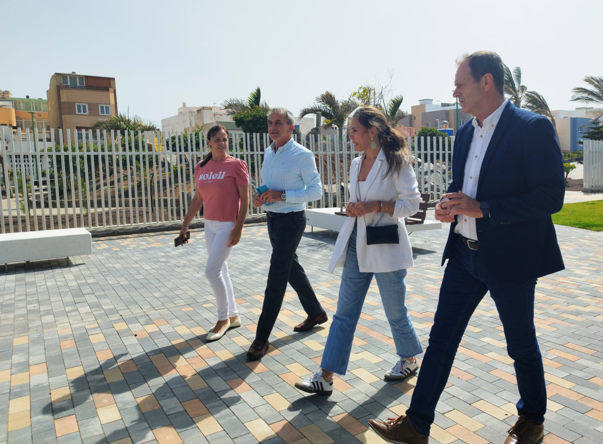 Featured image for “La consejera de Turismo y el alcalde de Agüimes visitan el nuevo corredor peatonal de Arinaga.”