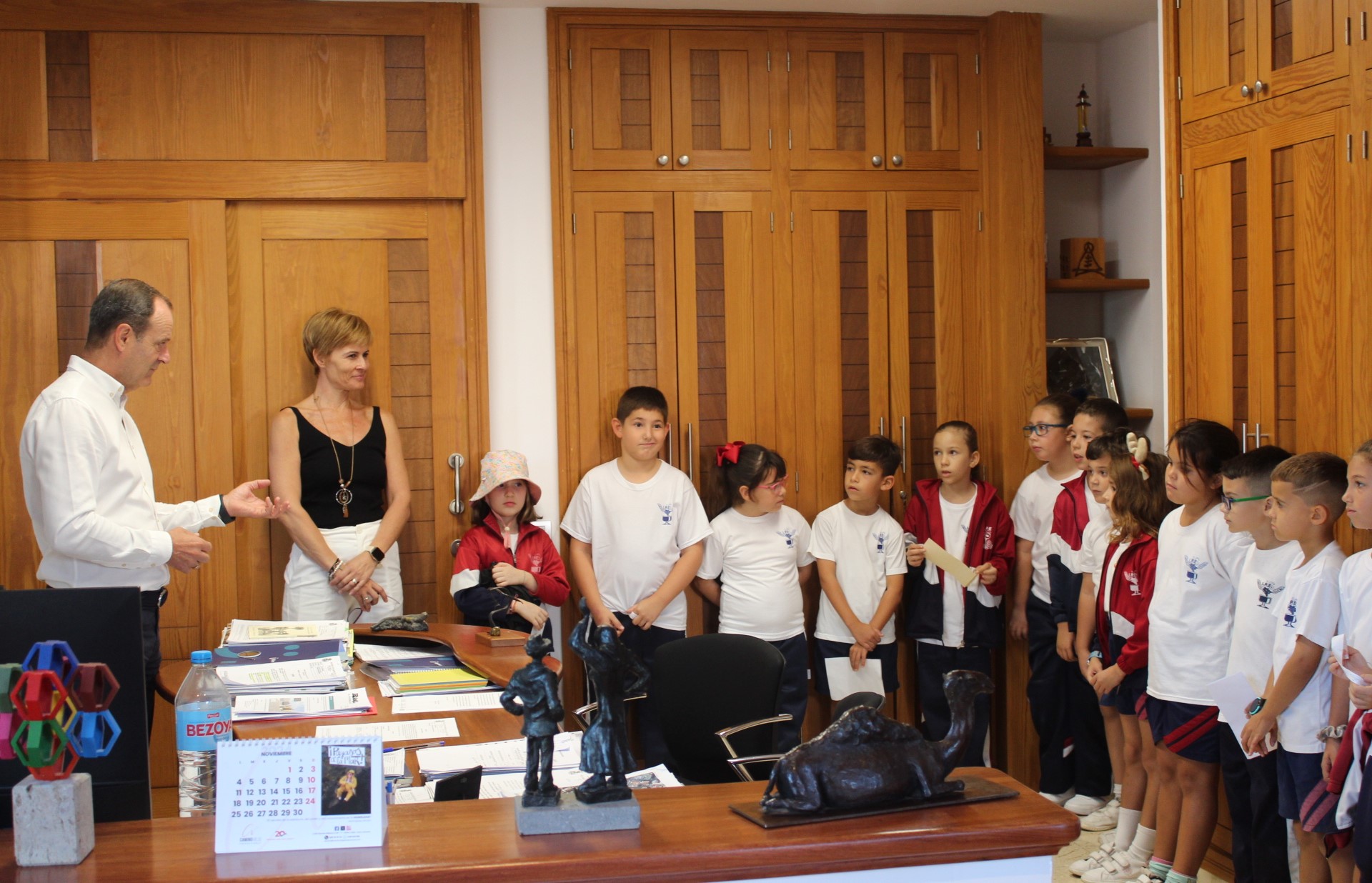 Featured image for “El alumnado del colegio Nuestra Señora del Rosario se entrevista con el alcalde.”