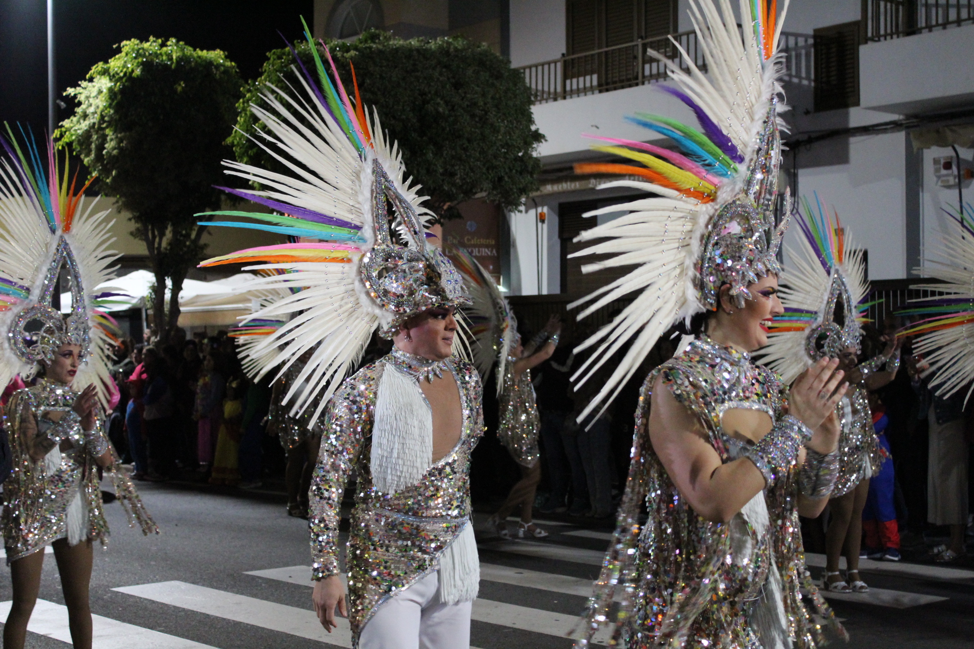 Featured image for “Cientos de personas se unen a la algarabía del Desfile Inaugural del Carnaval.”