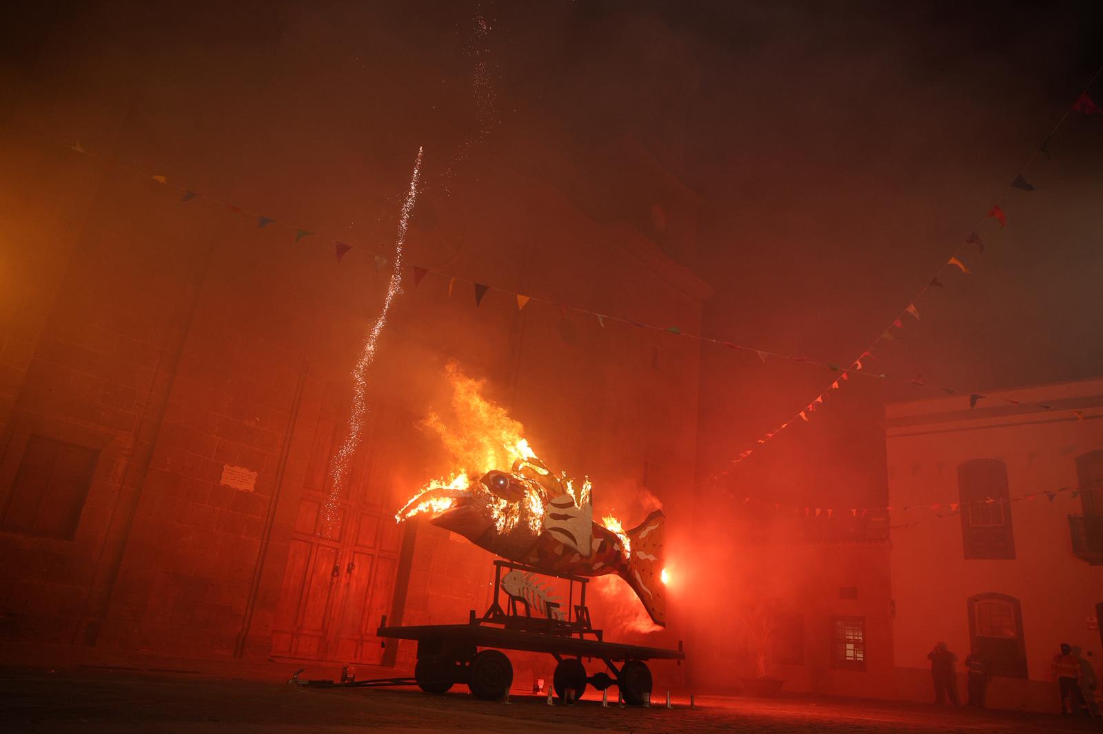 Featured image for “Agüimes celebra el Entierro de la Sardina entre lágrimas de cocodrilo y mucha diversión.”