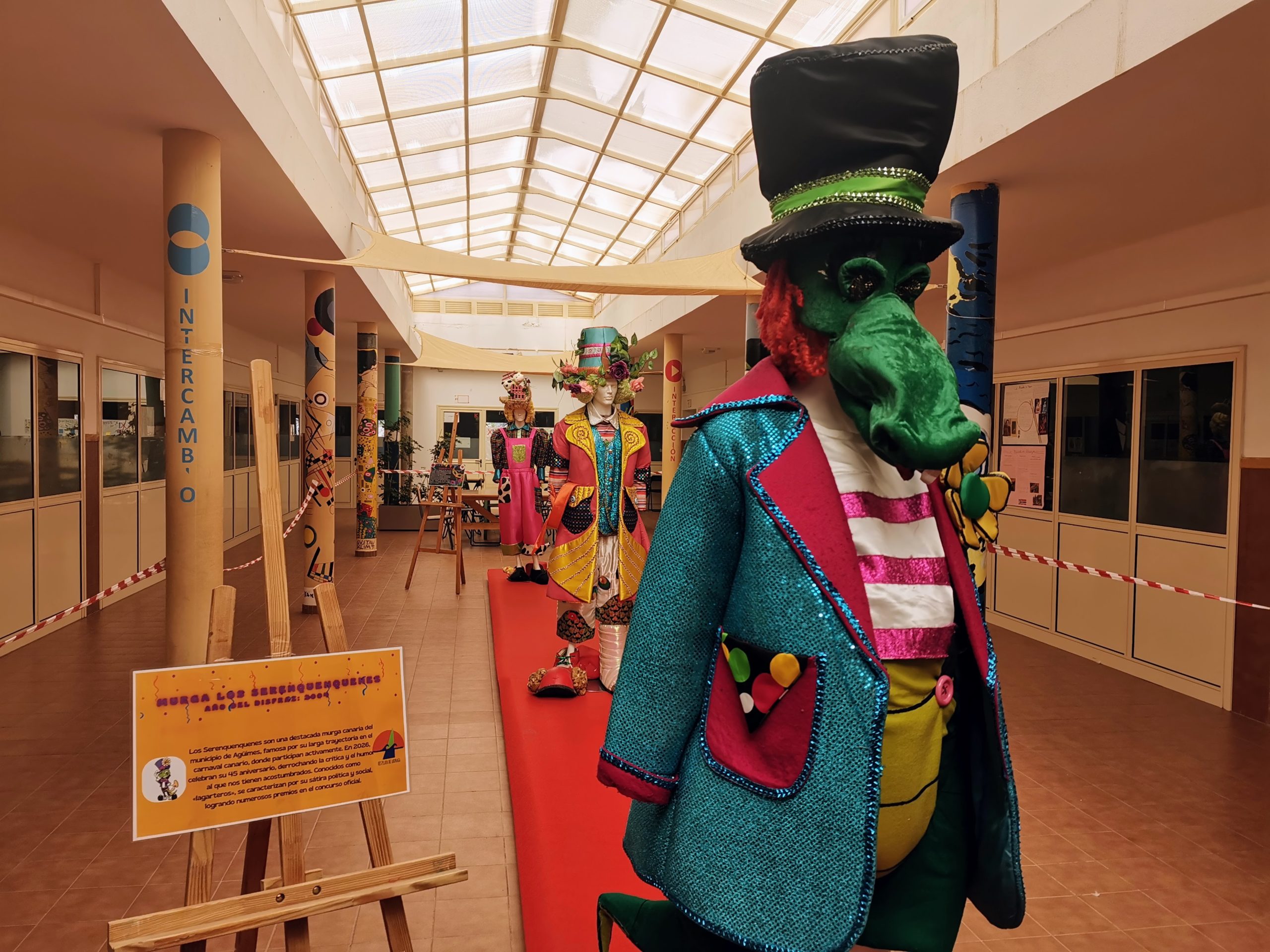 Featured image for “Una exposición de disfraces transmite el espíritu carnavalero al alumnado del IES Playa de Arinaga.”