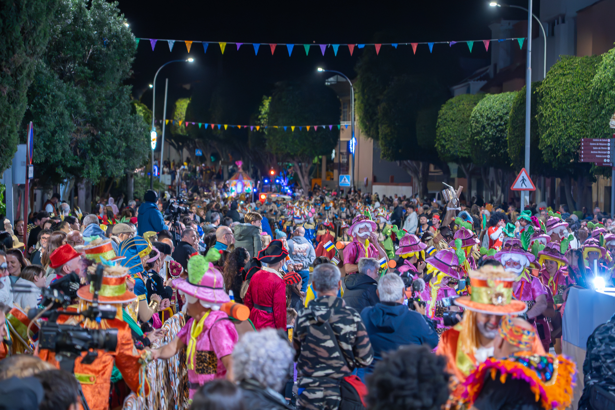 Featured image for “Cientos de personas llenan el casco histórico de color carnavalero en el Desfile Inaugural.”