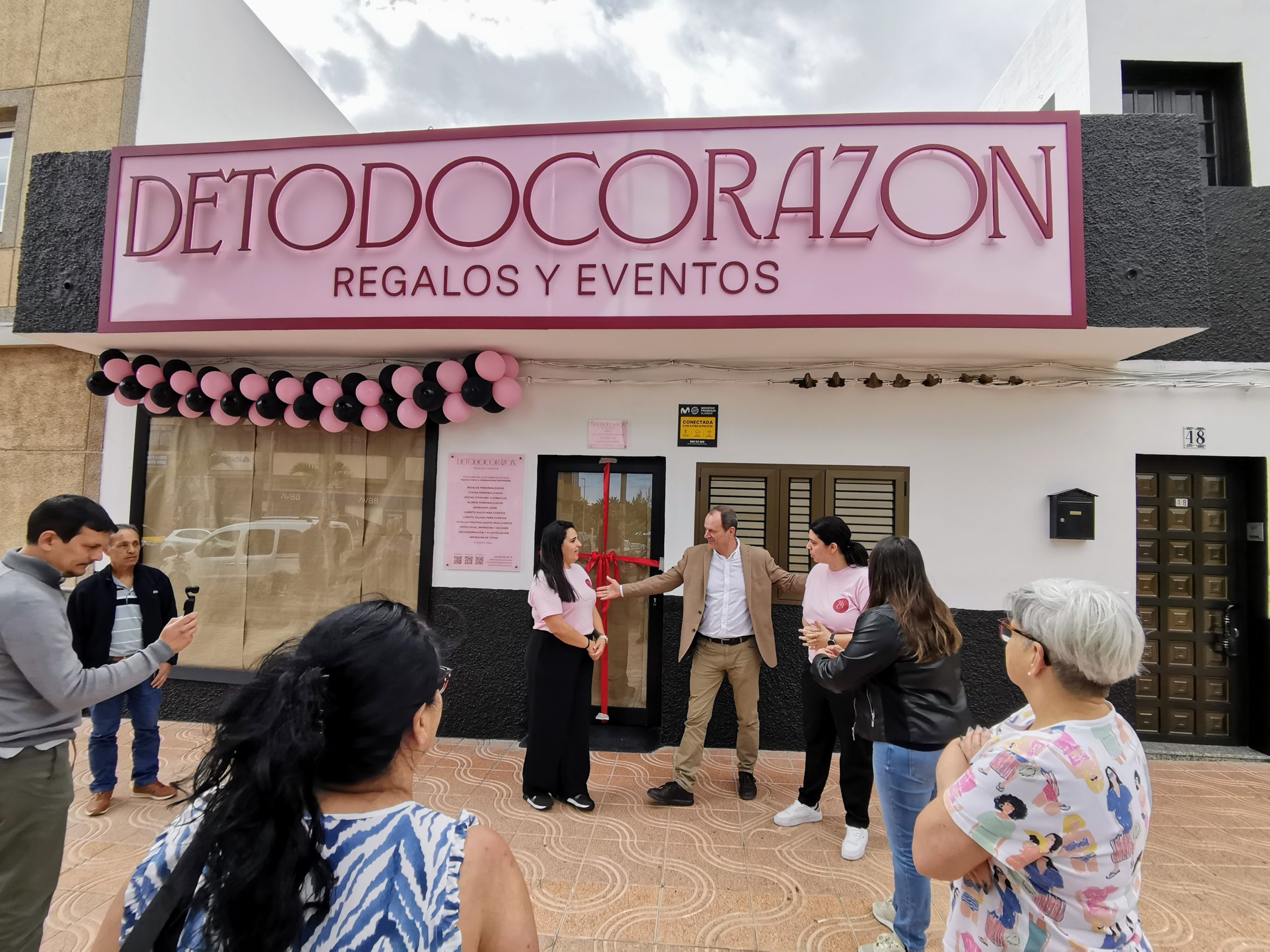 Featured image for “El alcalde acude a la inauguración de una nueva tienda de regalos en el Cruce de Arinaga. ”