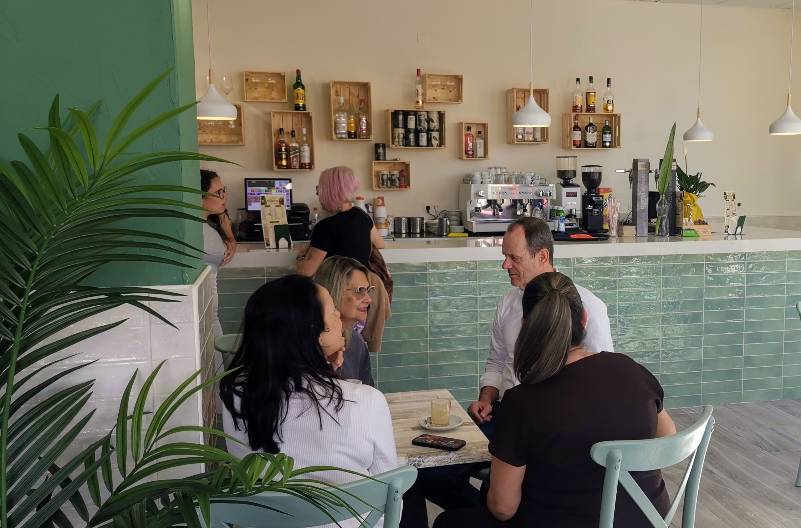 Featured image for “Óscar Hernández visita un local de restauración en Arinaga tras su reciente reforma.”