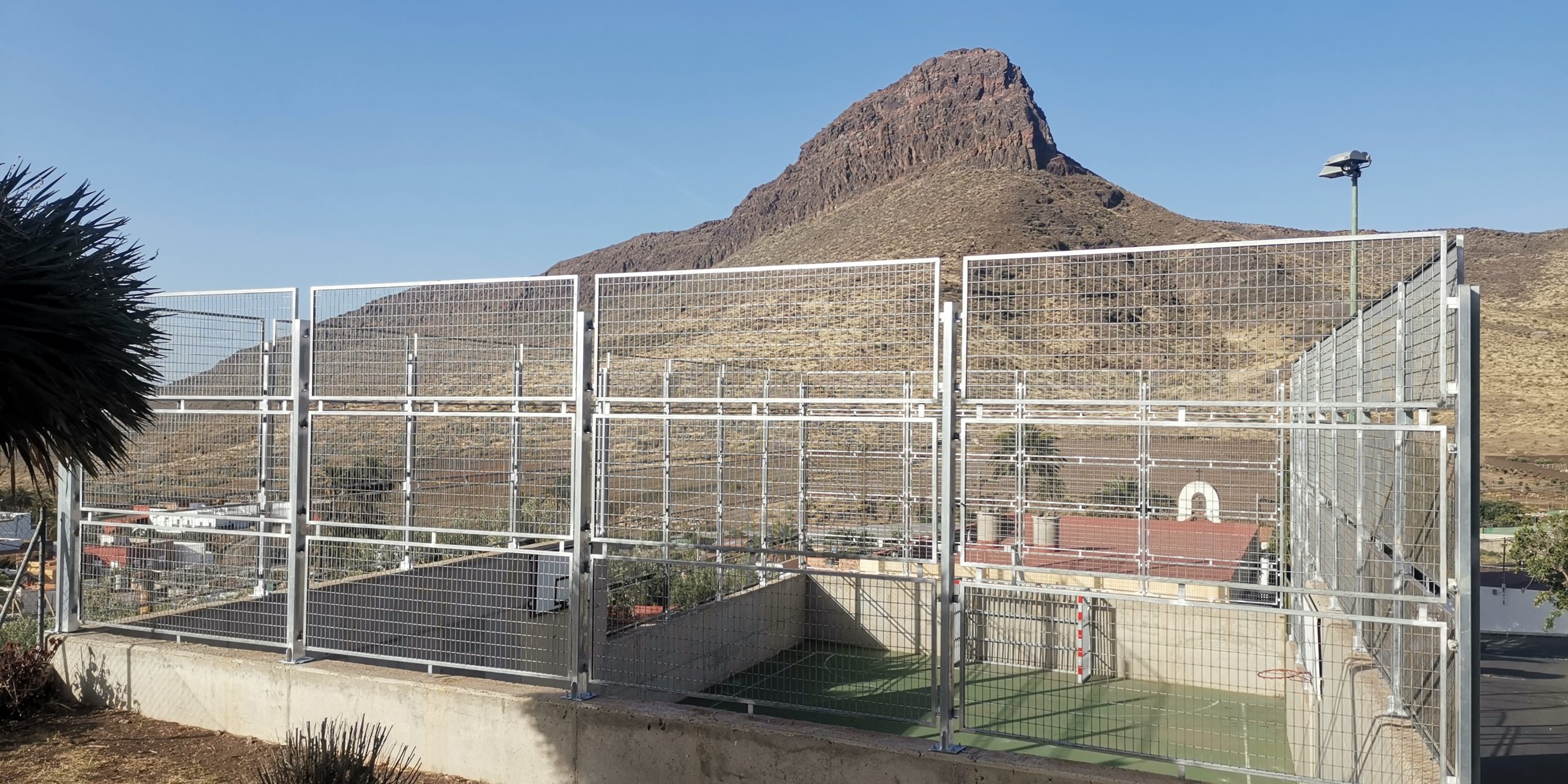 Featured image for “Finalizan las obras de renovación del vallado de la cancha deportiva de Los Corralillos.”