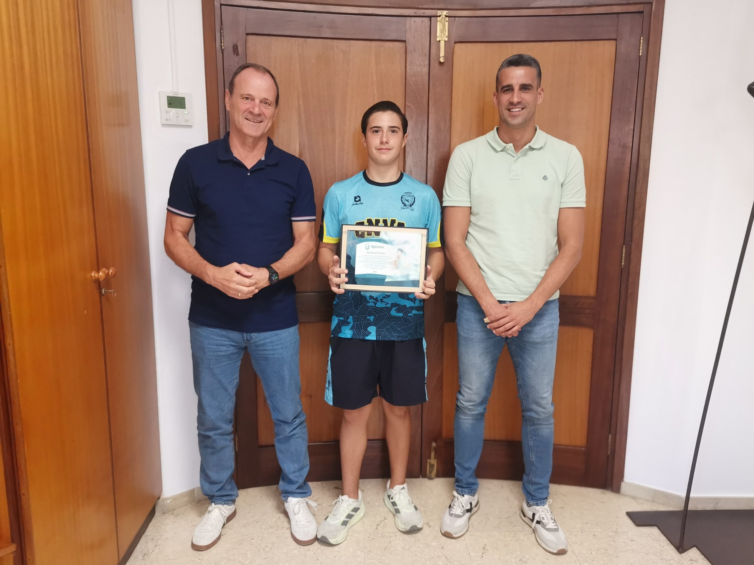 Featured image for “Agüimes reconoce al joven nadador Alessandro Pardo por sus grandes resultados esta temporada.”