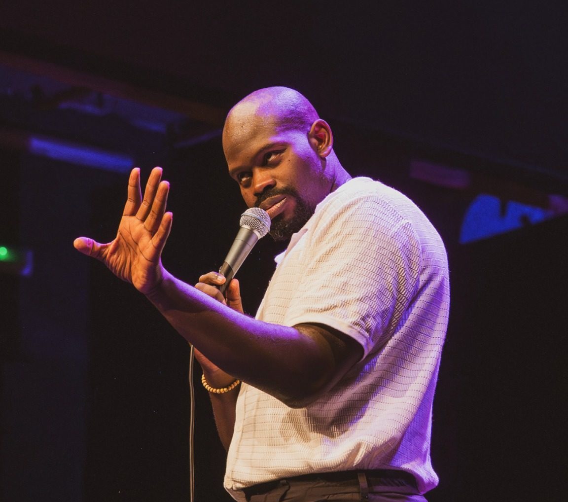 Featured image for “El Festival del Sur ofrece este miércoles el humor de Lamine Thior y una charla sobre derechos humanos. ”